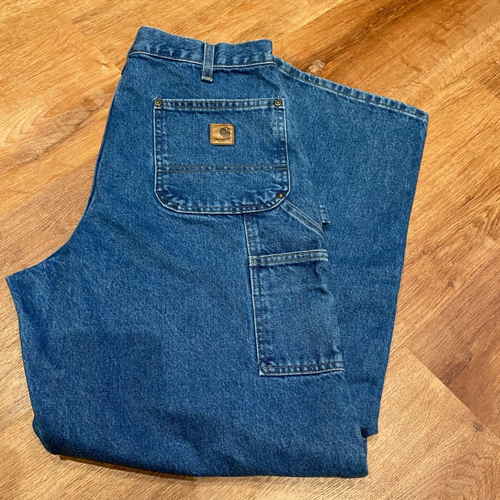 Carhartt man Dungaree fit jean.